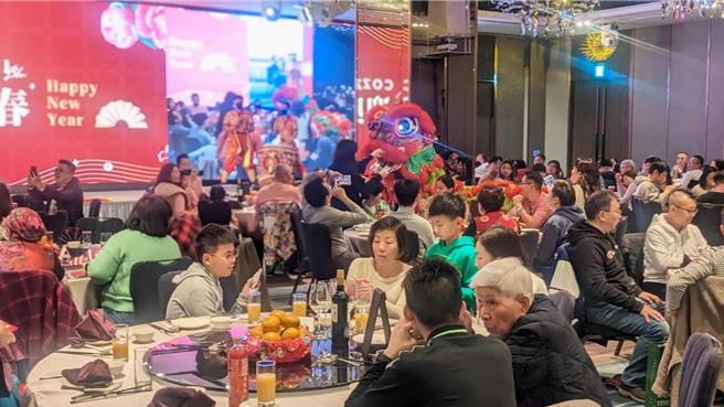国旅住宿市场持续低迷，饭店业者改拚餐饮市场业绩，岁末年终之际，桃园各饭店推出尾牙春酒专案及新春围炉订席，目前春节围炉几乎销售一空，而多数饭店整体价格调涨1至2成。（和逸饭店桃园馆提供／吕筱蝉桃园传真）