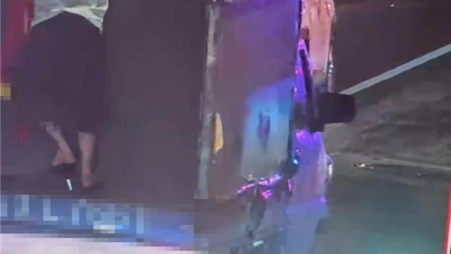 有外籍人士趴在行驶中的小货车后方，画面显示险象环生。（警方提供）