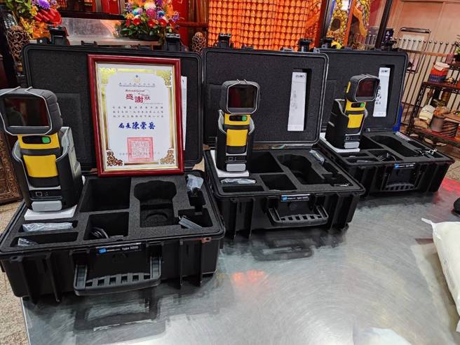 蘆洲湧蓮寺捐贈消防器材，幫助消防局在救災方面更加有保障。（翻攝畫面）