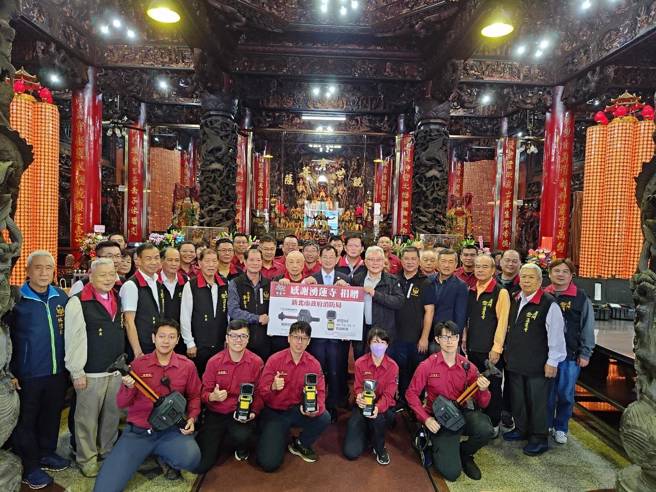 蘆洲湧蓮寺捐贈消防器材，幫助消防局在救災方面更加有保障。（翻攝畫面）