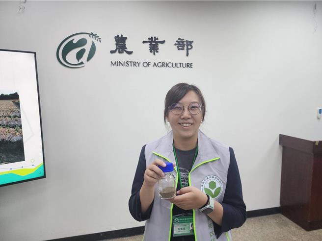 農業藥物試驗所成功研發的「甜菜夜蛾核多角體病毒水分散性粒劑」，為首例國內本土病毒型殺蟲劑，透過水分散性粒劑技術突破冷鏈限制，帶動本土病毒產業發展。圖為研究員宋孟真。(黃敬文攝)