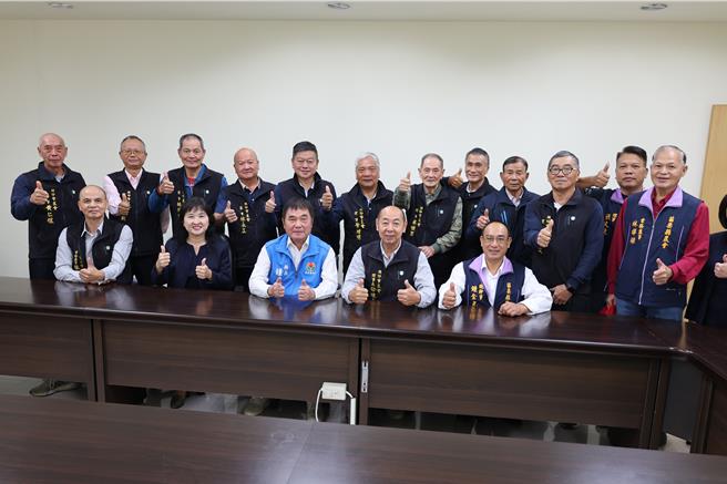 头份市农会总干事罗清香20日完成候聘登记，县长锺东锦到场致意。（谢明俊摄）