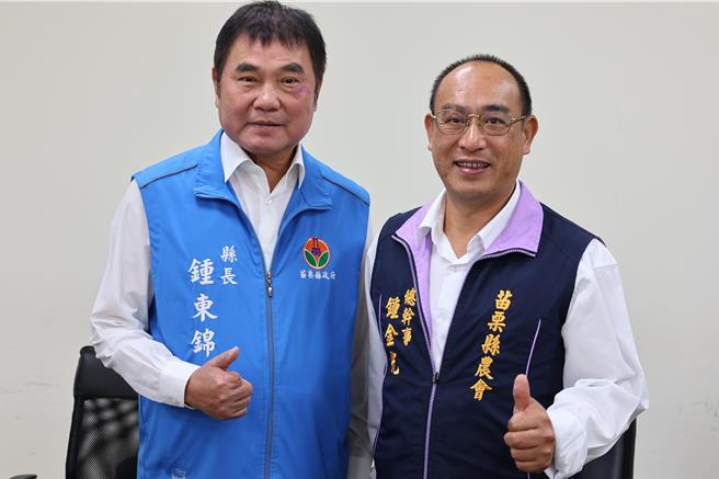 苗栗县农会总干事锺金光20日完成候聘登记，县长锺东锦到场致意。（谢明俊摄）