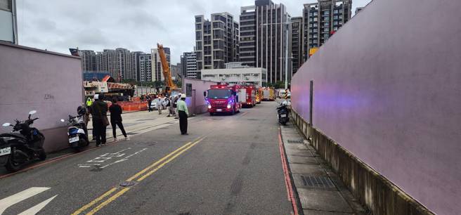 消防队在工地内抢救，但驾驶救出时已无呼吸脉搏，送医抢救中。（翻摄画面）