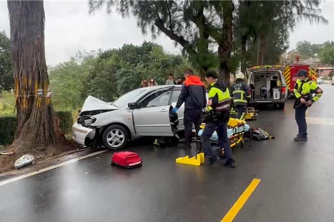 金门一名女子今日下午开车行经金寧乡后盘山路段时，疑似因天雨路滑导致车辆失控，不慎擦撞路边大树。(图／民眾提供)