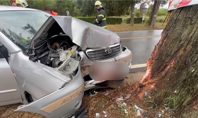 猛烈的撞击下导致女驾驶头部外伤鲜血直流，且因车头严重变形、驾驶座方向盘凹陷压迫到其右脚而受困车内，情况危急。(图／民眾提供)