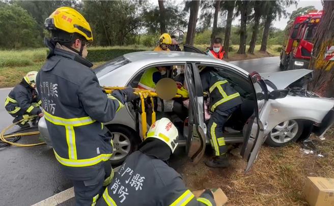 警消获报立即出动3车8人赶抵现场救援，以油压剪破坏车体才将受困伤者救出送医。(图／民眾提供)