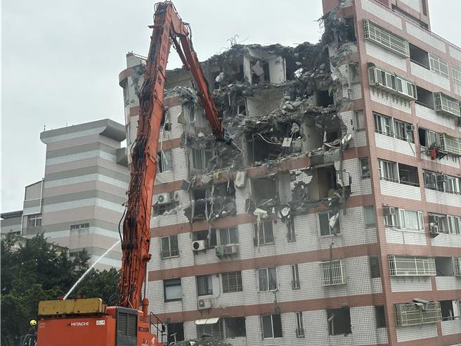 統帥大樓被震倒，由縣府協助開拆。（王志偉攝）