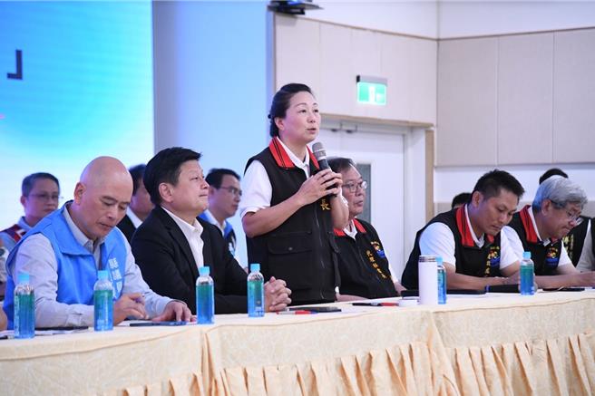 縣長徐榛蔚、立委傅崐萁邀內政部長官與受災戶直接面對聽意見。（花蓮縣政府提供／王志偉花蓮傳真）