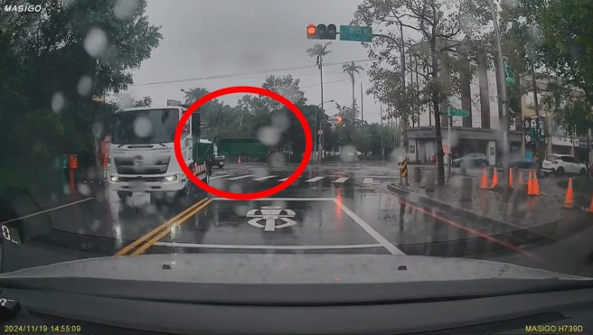 货车右转结果后斗铁门甩出，汽车驾驶等红灯惊见紧急闪躲。（翻摄爆料公社）