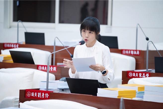 民进党市议员刘彦伶指出，2025年世壮运在即，但自由车场问题仍然非常多，包括明显裂缝等，质疑能否如期举办比赛，也要求市府多上心。（刘彦伶提供／王惠慧新竹传真）