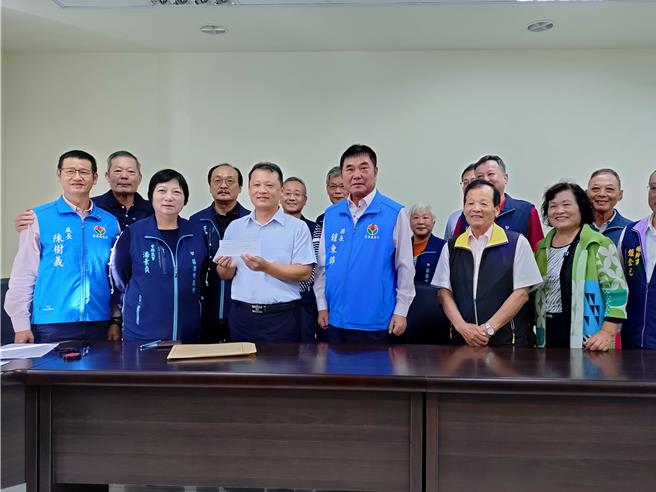 苗栗市農會現任總幹事謝錦明（左三）18日完成候聘登記，縣長鍾東錦到場致意。（呂麗甄攝）