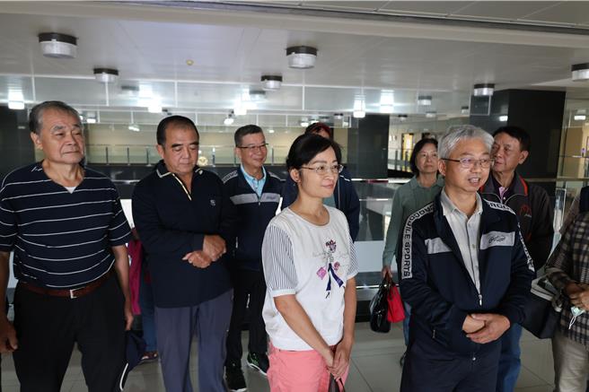 市農會職員楊秀玲（中白衣者）20日出面登記候聘總幹事。（謝明俊攝）