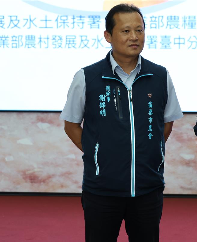 苗栗市農會現任總幹事謝錦明20日晚間發聲明稿駁斥對手不實指控。（謝明俊攝）
