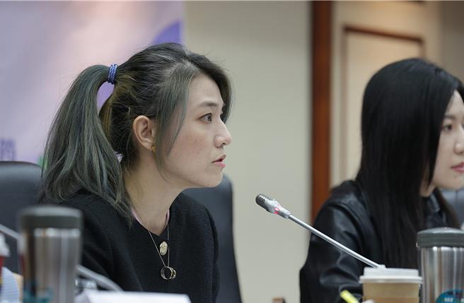 针对劳发署吴姓公务员疑似因为工作压力过大而轻生一事，民进党台北市议员顏若芳批评，劳动部长何佩珊再多的眼泪或请不请辞，都换不回同仁的宝贵生命。（摘自顏若芳脸书／丁上程台北传真）