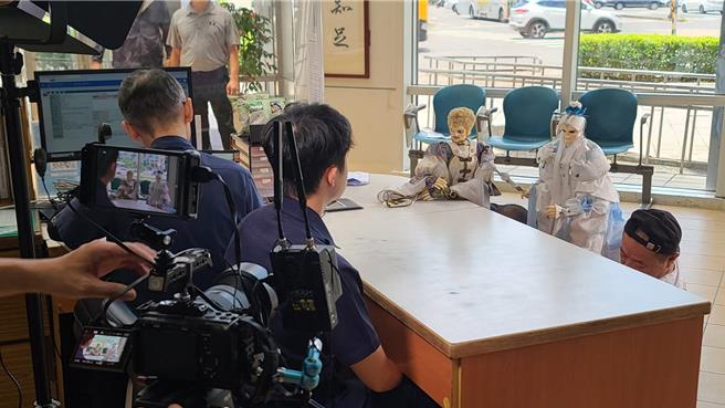 南港分局与素还真联手，拍摄微影片宣导AI深偽诈骗。（翻摄照片／林郁平台北传真）