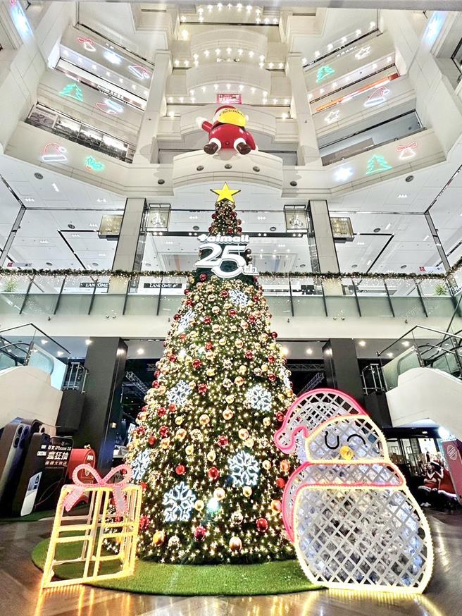 台茂购物中心8米高耶诞树相当吸睛。（台茂购物中心提供／朱世凯台北传真）