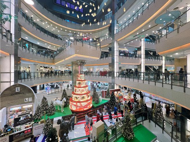 大江购物中心打造6米高巨型蛋糕艺术装置。（大江购物中心提供／朱世凯台北传真）