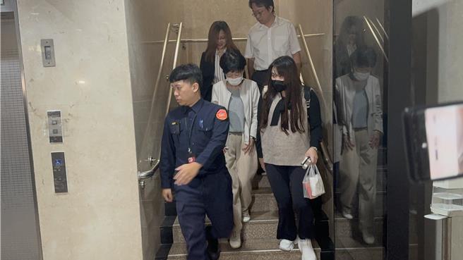 檢察官訊問陳佩琪3小時後獲請回。（賴佩璇攝）