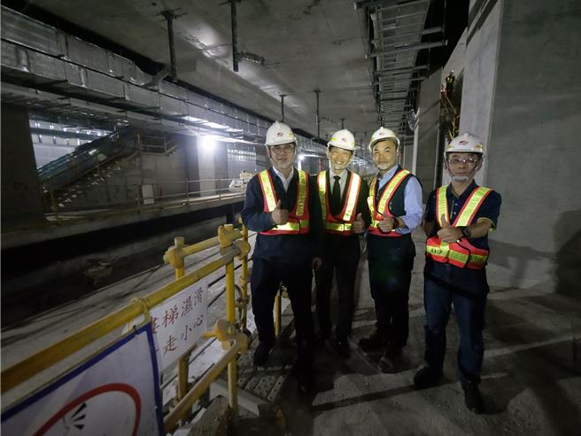 台南市副市长叶泽山20日率市府交通局长王铭德等人视察「台南市区铁路地下化计画－C212标台南车站地下化工程」。（铁道局提供／洪荣志台南传真）
