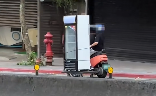 有民眾拍到1辆双载机车骑士运送冰箱。（图／翻摄自爆料公社脸书粉专）