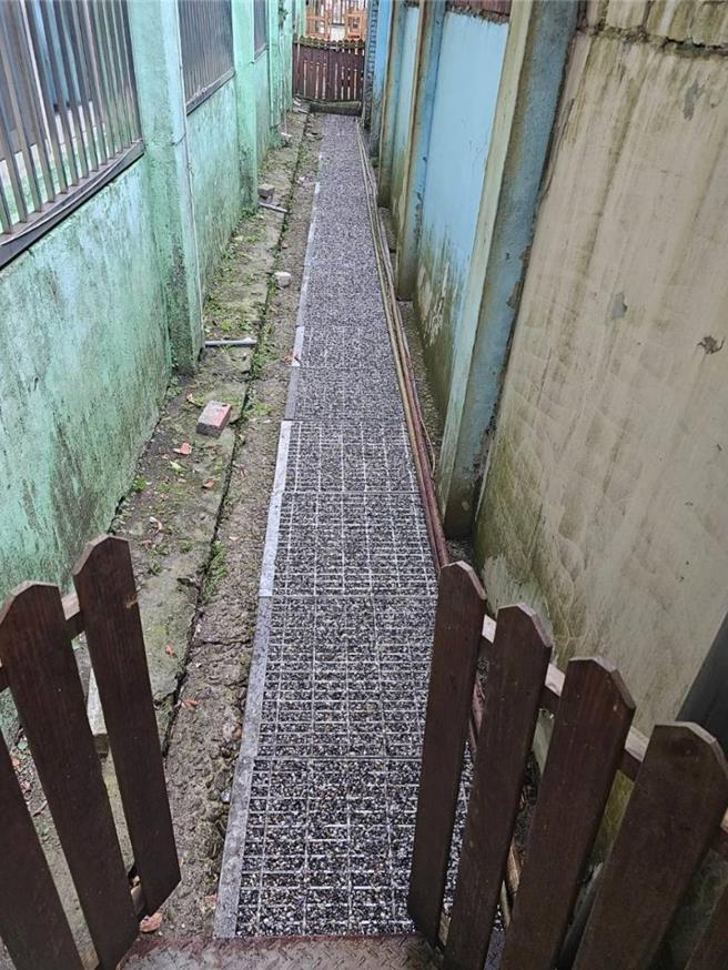 國際扶輪3502地區福崧扶輪社20日到桃園市龜山區大坑國小捐贈環保水溝蓋，其特色是外觀自然、排水性高，並具有止滑作用，還可以並阻截蟑螂、蚊蠅滋生，防止登革熱。（福崧扶輪社提供）