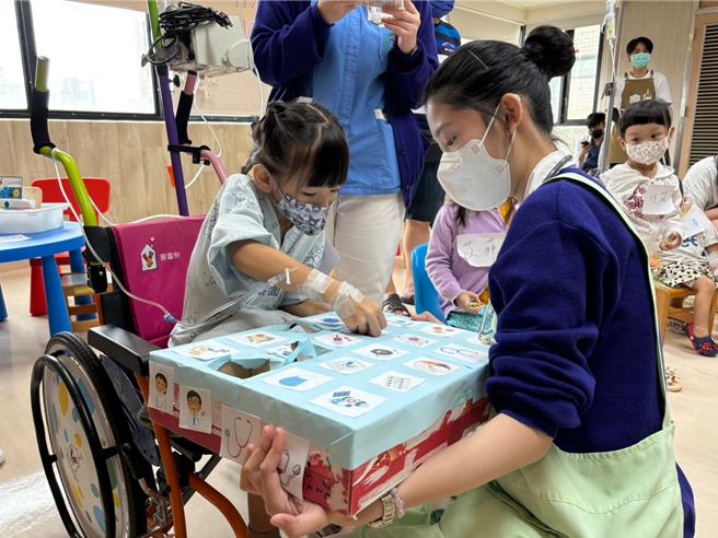 卫生福利部桃园医院与八德亲子馆合作，今天国际儿童人权日在儿科病房游戏室共同举办了「玩具故事车」活动，为住院的孩子们送上特别的关怀与温暖。（院方提供）