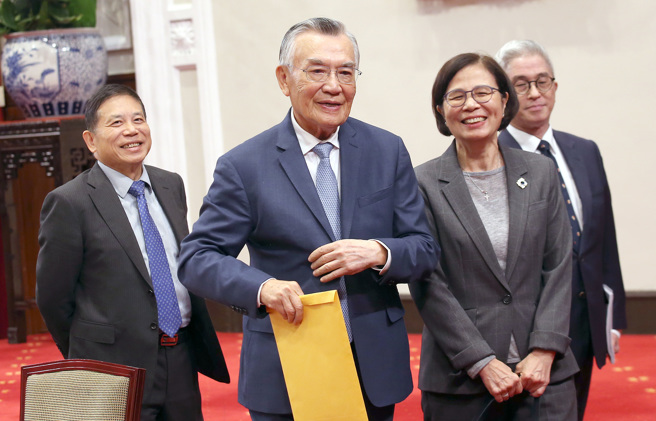 「2024亚太经济合作经济领袖会议代表团」返国记者会20日举行，APEC代表林信义（左二）报告此行成果并答覆媒体询问。（范扬光摄）