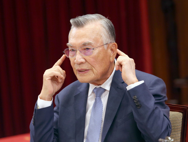 「2024亚太经济合作经济领袖会议代表团」返国记者会20日举行，APEC代表林信义报告此行成果并答覆媒体询问。（范扬光摄）