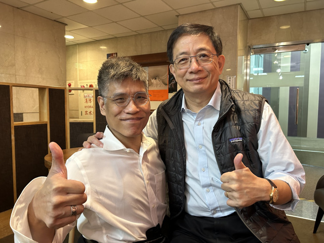 管中闵20日在脸书发出与台湾首例连体婴分割手术弟弟张忠义的合照。（翻摄自管中闵脸书）