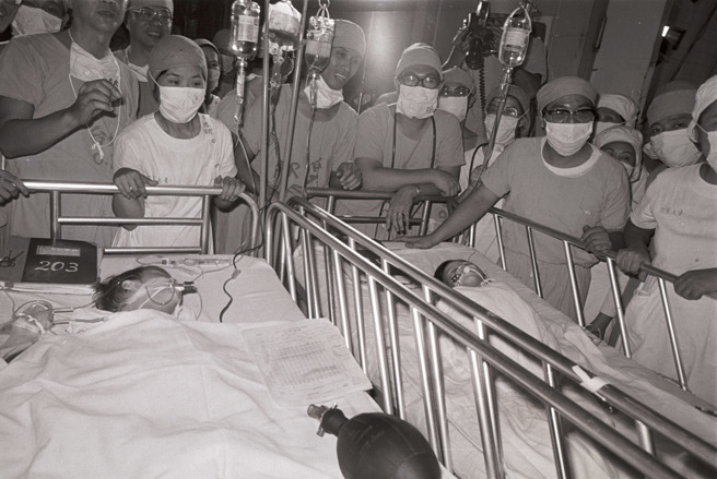 张忠仁、张忠义兄弟小时候在医院拍的照片。（报系资料照）