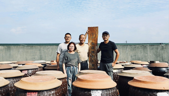 御鼎兴酱油秀出全家福照片，声明全家只有2名男丁、不认识谢宜容。（翻摄自御鼎兴纯手工柴烧黑豆酱油脸书）