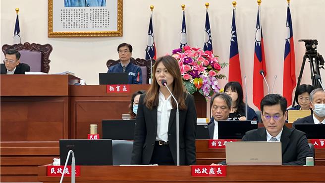 昨下午在党团协商后，新竹市政府民政处长施淑婷在市议会当面向所有议员与市议会及「非当事人」道歉。（资料照片/王惠慧摄）