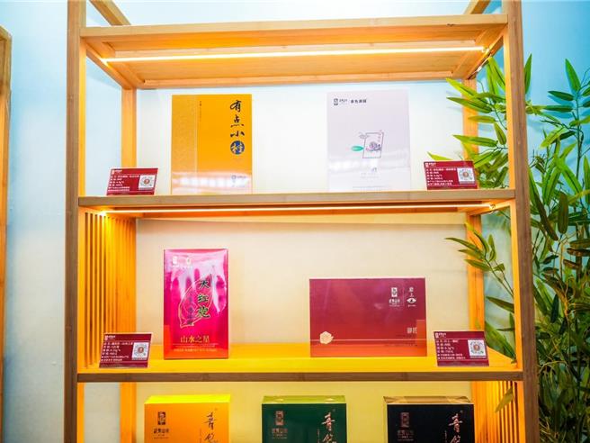 交流会现场发布2025年的新品和茶空间行销新政，吸引多家企业签约合作。（主办单位提供）