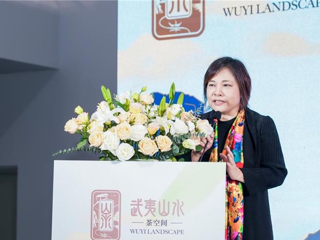 时报金犊奖执行长林淑黛现场揭晓第33届金犊奖武夷山水品牌设计奖的获奖作品。（主办单位提供）