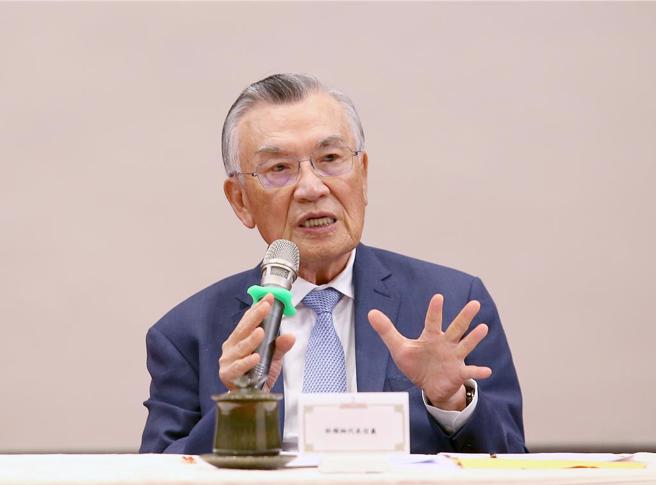 「2024亞太經濟合作經濟領袖會議代表團」返國記者會20日舉行，APEC代表林信義報告此行成果並答覆媒體詢問。（范揚光攝）