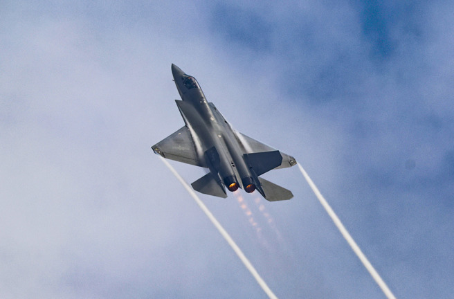 共軍殲-35戰機。（圖 / 新華社）