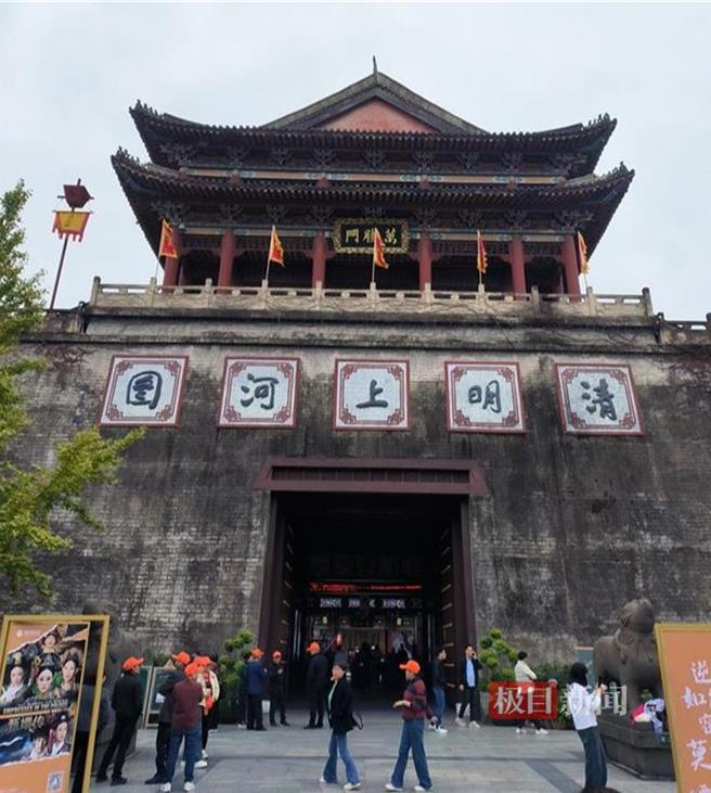 橫漂故事：橫店臨時演員辛酸。（極目新聞）