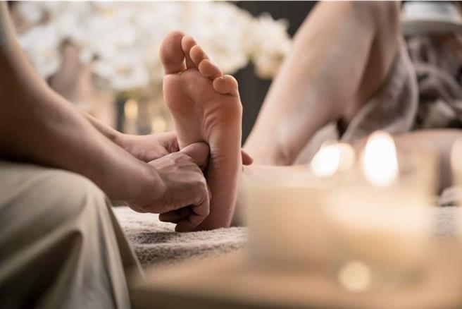 年輕上班族花39.9元人民幣，養活5800億修腳產業。（圖：shutterstock）