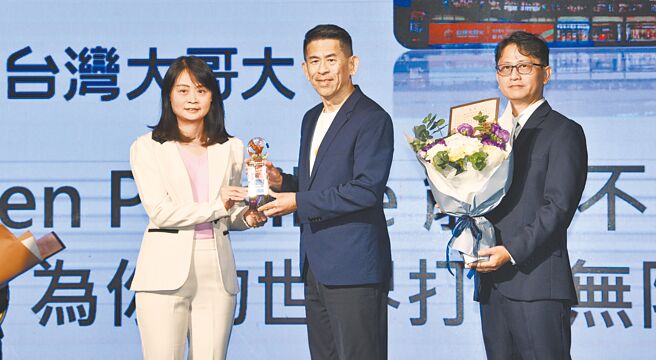 2024臺湾客服中心评鑑颁奖典礼暨论坛19日举行，经济部商业署署长苏文玲（左）、臺湾服务稽核协会理事长陈忠寅（右）共同进行颁奖，由台湾大哥大客户服务副总经理周震平（中）受奖。图／顏谦隆