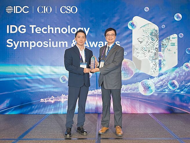 国泰金控协理高华志（右）及国泰产险襄理李明阳代表领取2024 IDC亚太区「未来企业大奖-产业生态创新奖」。产险联盟区块链未来将持续扩大应用场景，解决业界共同痛点，提升产业协作效率。  图／国泰金控提供