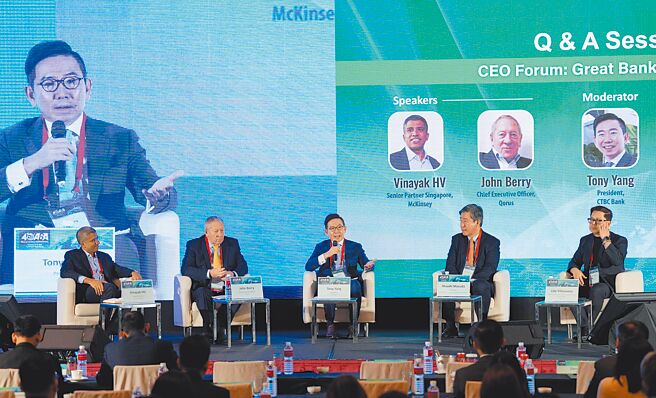 第40届ABA会员大会暨研讨会「CEO论坛」由中信银行总经理杨铭祥担任座长，分析银行转型的过程与未来。  图／ABA提供