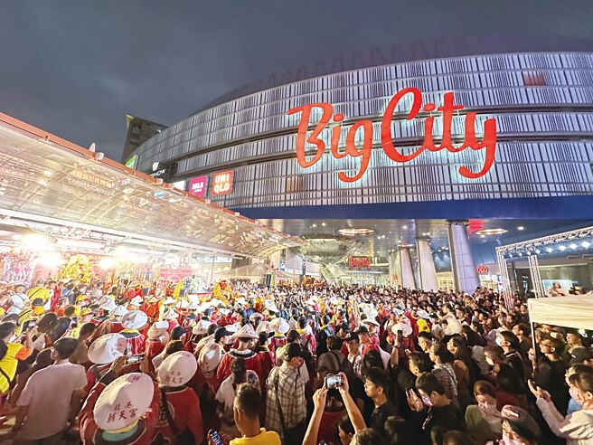 巨城购物中心长期耕耘在地文化，竹堑妈祖文化祭现场人声鼎沸，为文化永续尽一份心力。图／远东巨城购物中心提供