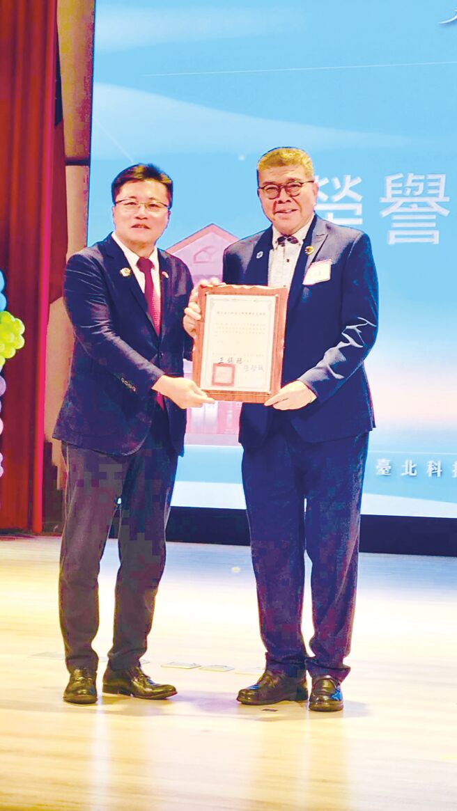永固便利停车公司董事长陈雨鑫（右）获颁「臺北科技大学荣誉校友」，由北科大校友会总会长张启城（左）颁赠。图／林宜蓁