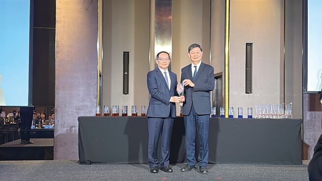 第一金证董事长陈致全接受证期局副局长黄厚铭颁奖。图／第一金证提供