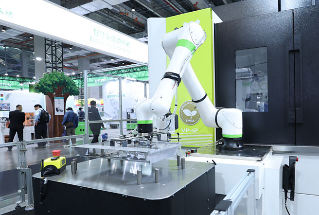 东台集团自动化机器手臂。图／本报资料照片