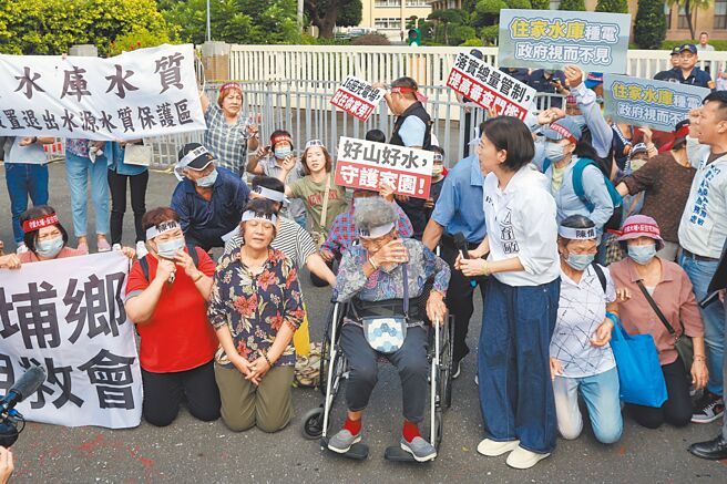 国民党立院党团10月17日率领近百位嘉义县大埔乡民赴行政院陈情，乡亲一度激动下跪。（本报资料照片）