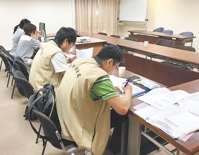 精神科医师表示，职场霸凌纠纷常见，鼓励民眾对外寻求帮助，找「局外人」，，与医师及心理师聊一聊。图为新北市劳工成立「预防职场霸凌辅导团」。（新北市劳工局提供）