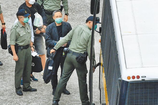 香港45名泛民派人士遭控「串谋颠覆国家政权罪」，其中香港「占中三子」之一、香港大学法律学院前副教授戴耀廷判刑最重，处有期徒刑10年。图为戴耀廷被押上囚车。（中新社）