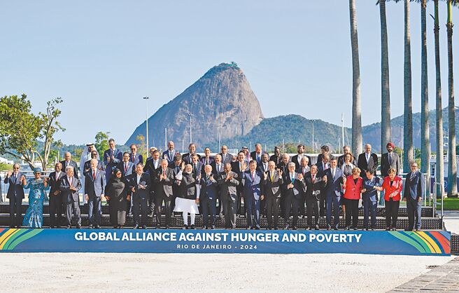 巴西里约热内卢当地时间18日，参与G20第十九次峰会的各国领导人大合照。（新华社）